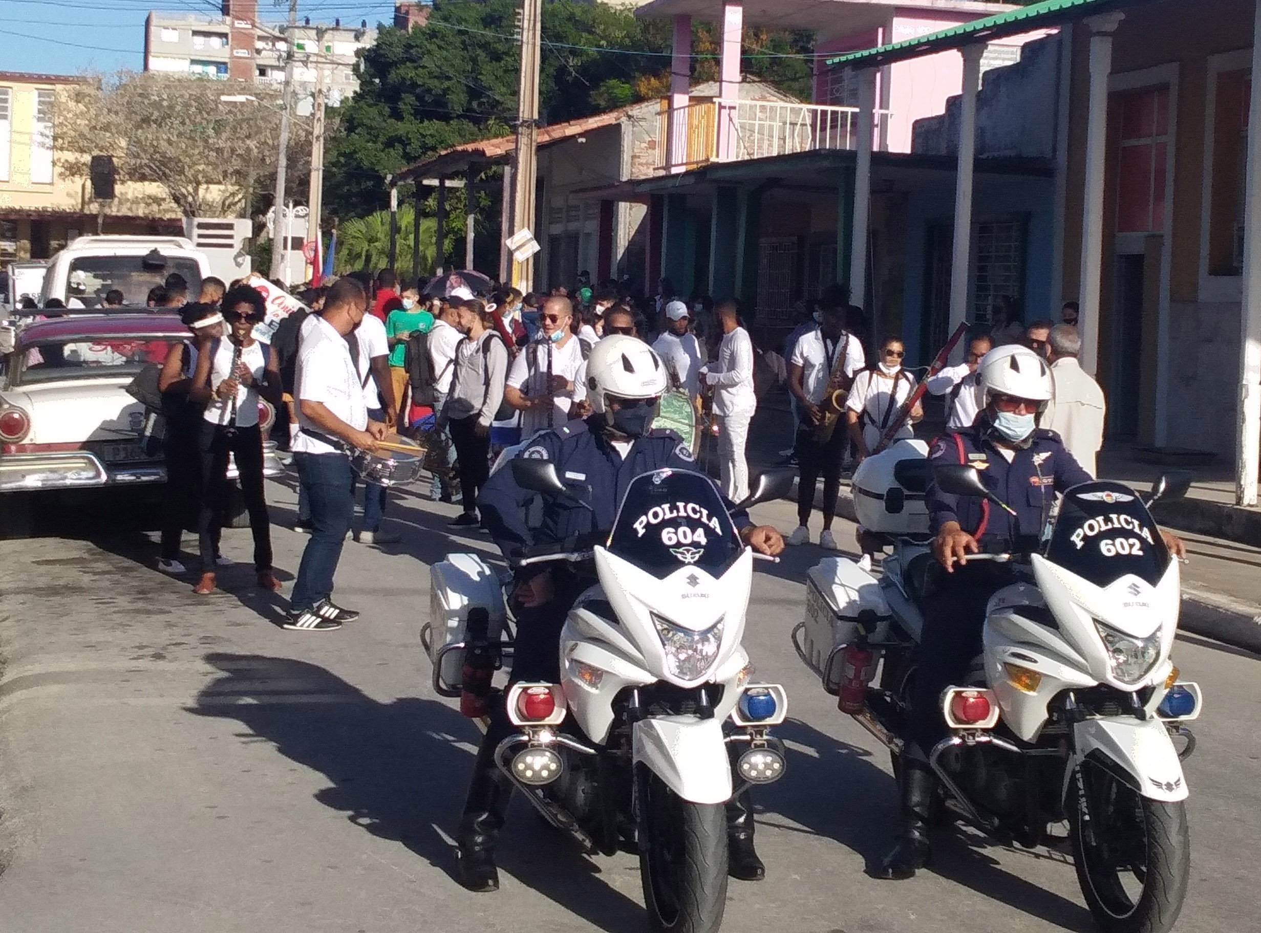 Desfile con patrullas Calle Libertad Semana de la Cultura 