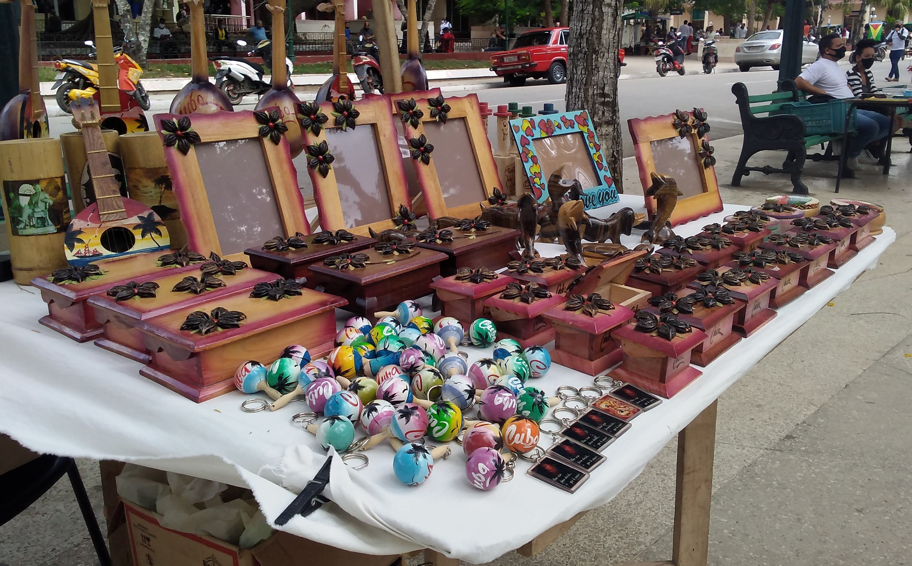 Muestra de Artesanías en el Parque Martí por la Semana de la Cultura