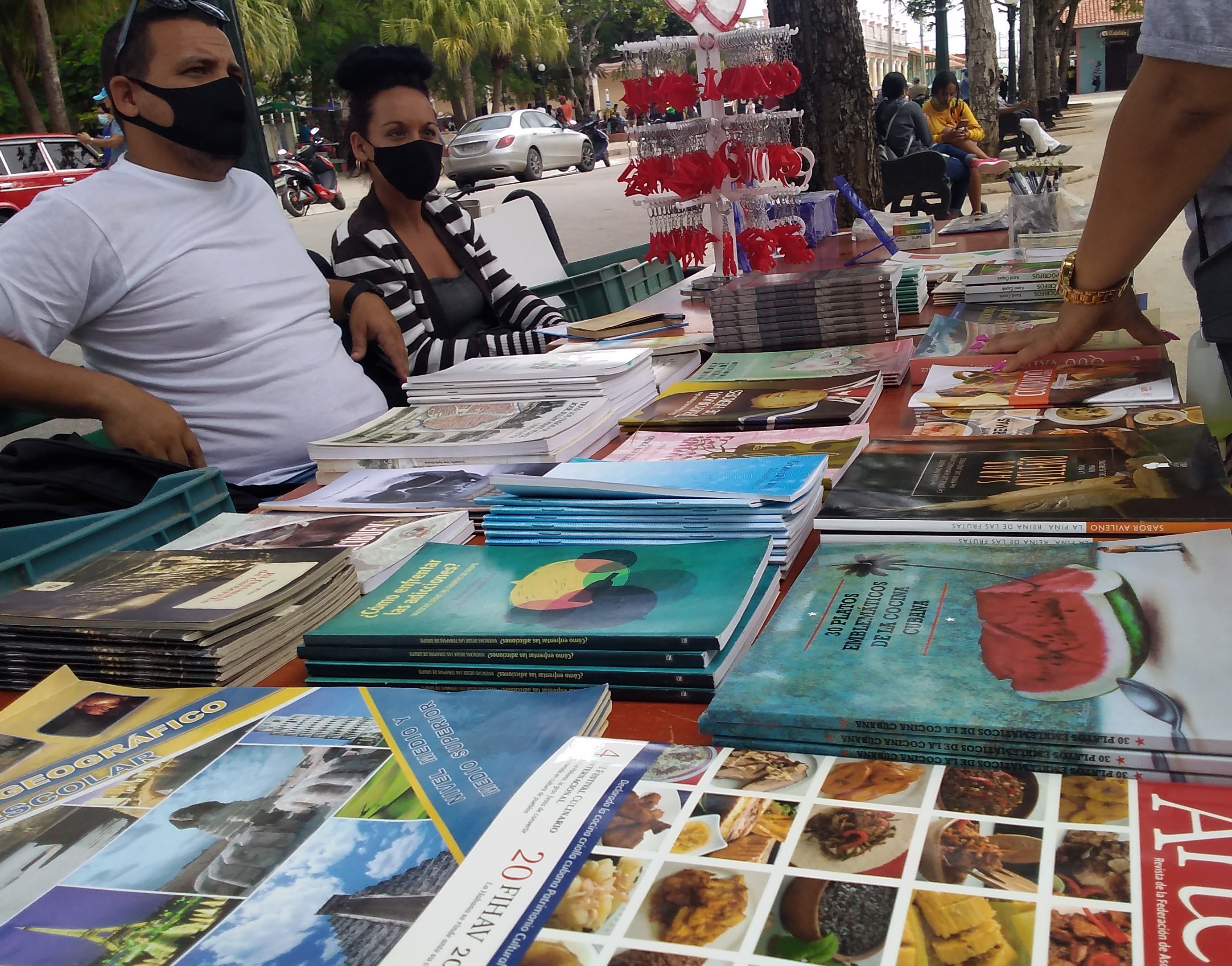 Muestra de libros en el Parque Martí por la Semana de la Cultura