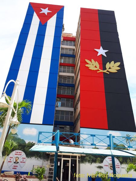 Banderas mural en el 12 plantas avileño