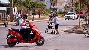 Calles con tránsito de motos eléctricas bicicleta impedida física autos...