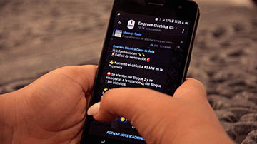 Celular con el canal de Telegram de la Empresa Eléctrica Ciego de Ávila en la pantalla 