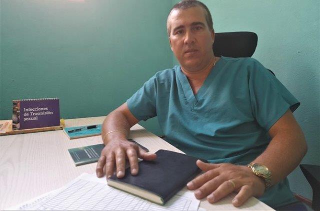 Doctor Jimmy García en consulta VIH