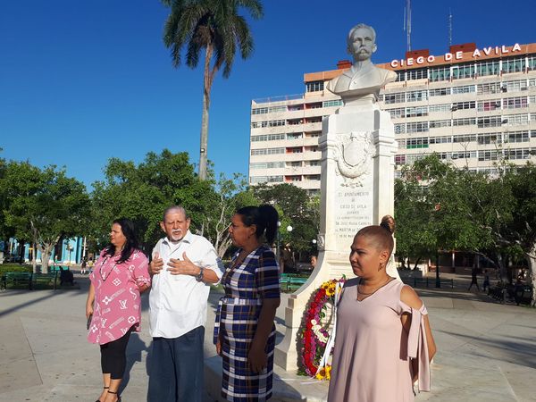 Las tres principales dirigentes de la Asamblea Municipal del Poder Popular y el historiador de la ciudad el Día de la Dignidad avileña en el parque Martí