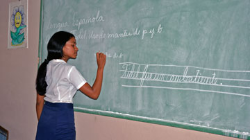 Estudiante de escuela pedagógica en la pizarra de un aula