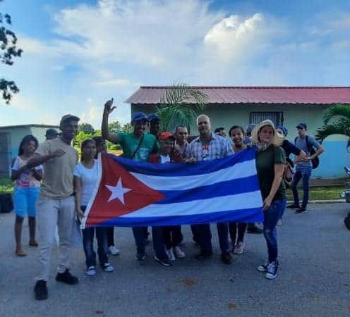Grupo con la bandera cubana