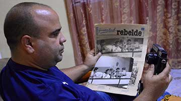 Héctor Hernández Morales sostiene el periódico Juventud Rebelde donde apareció su foto con Fidel en la portada