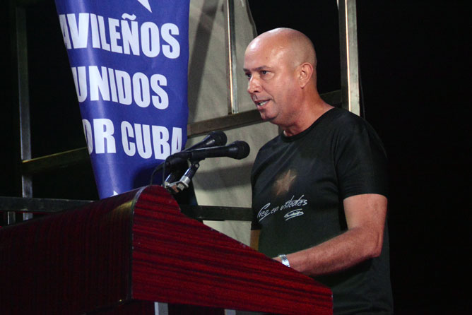 Julio Heriberto Gómez Casanova en el podio durante el acto por el 26 de Julio en Ciego de Ávila