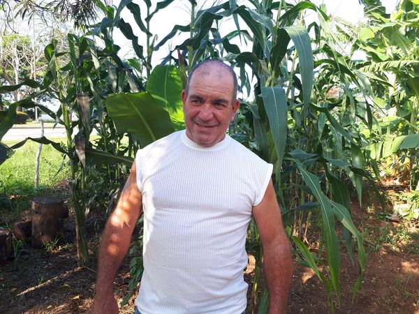 Maikel Pérez Mainegra en el área para el cultivo de alimentos