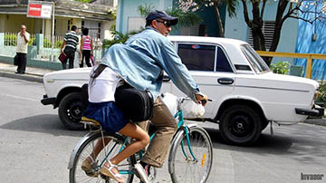 Padre en bicicleta con su hija