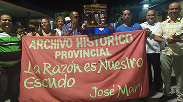 Trabajadores del archivo histórico provincial con la bandera