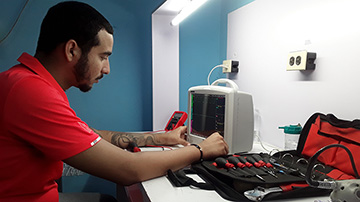 Uno de los 8 profesionales de electromedicina del Hospital Provincial de Ciego de Ávila