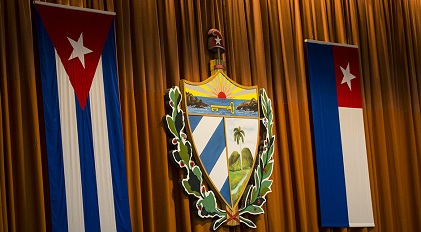 Banderas cubanas y escudo en la Asamblea Nacional del Poder Popular